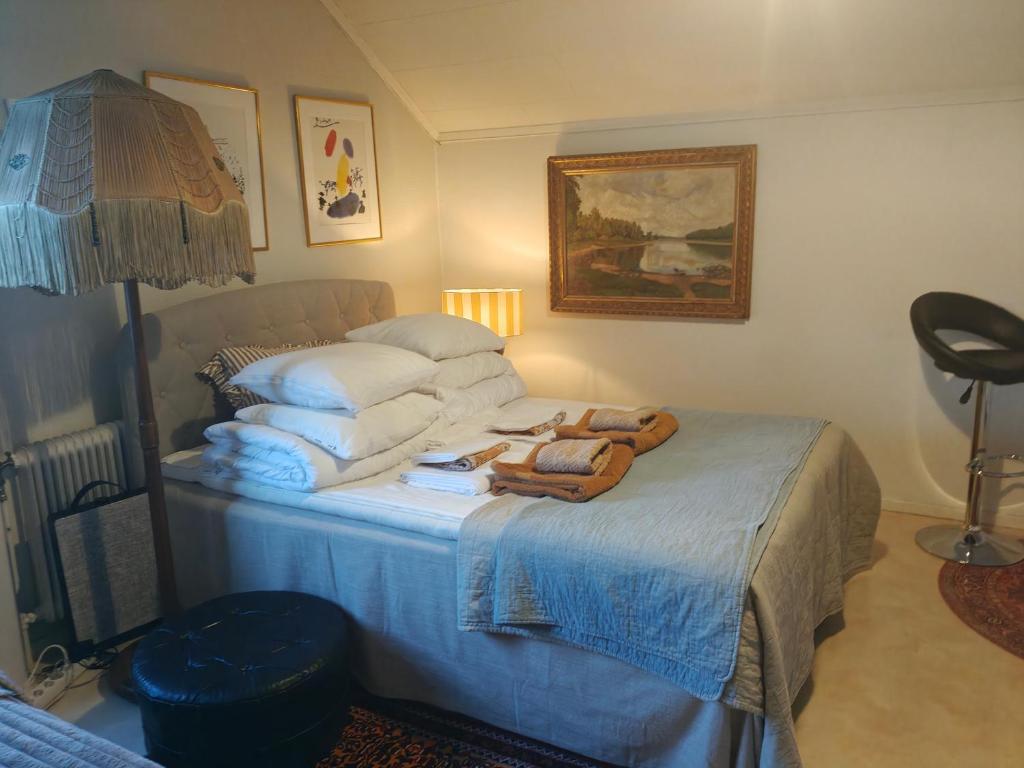 En eller flere senge i et værelse på Ljus vindslägenhet- Nära Centralstationen