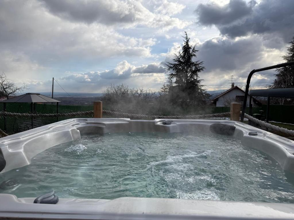 Nespecifikovaný výhled na hory nebo výhled na hory při pohledu z vily