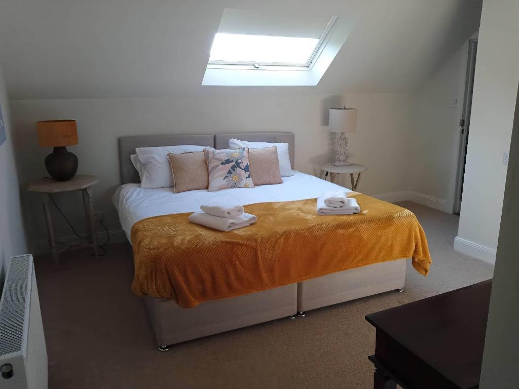 una camera da letto con un letto con due asciugamani sopra di Riverside House a Lundin Links