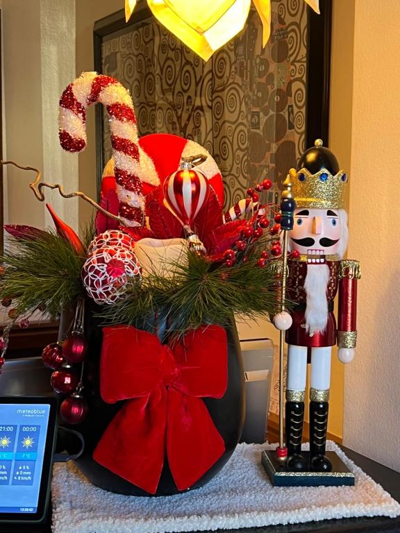 un tavolo con Babbo Natale e decorazioni natalizie di Kotnik Superior Boutique Hotel a Kranjska Gora