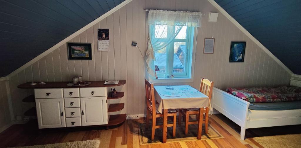 Postel nebo postele na pokoji v ubytování Øya husrom-enkeltsenger-kjøkken-bad