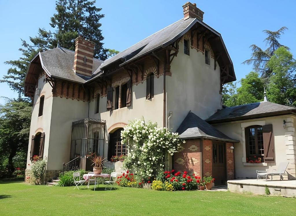 Ảnh trong thư viện ảnh của Le Manoir sur la Roche, 74, impasse du manoir, 71520 Navour sur Grosne D121 ở Clermain