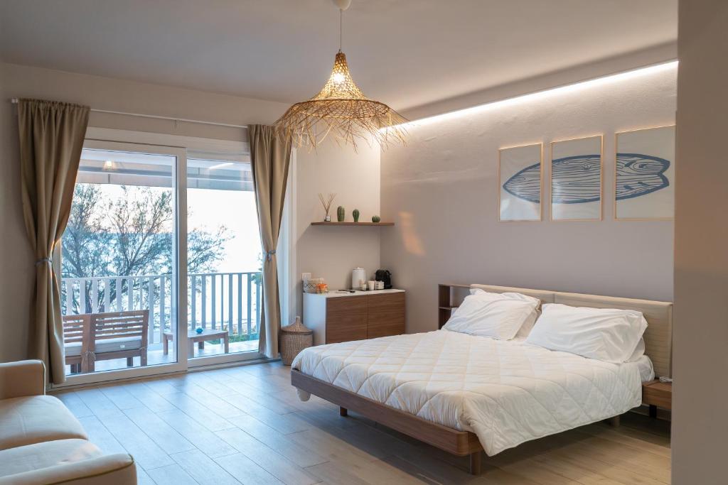 een slaapkamer met een bed en een balkon bij Life House B&B in Follonica