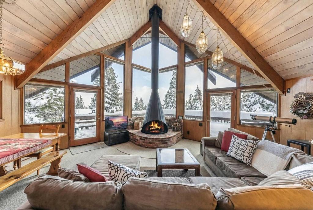 Et opholdsområde på 4BR Tahoe Retreat in Prime Location