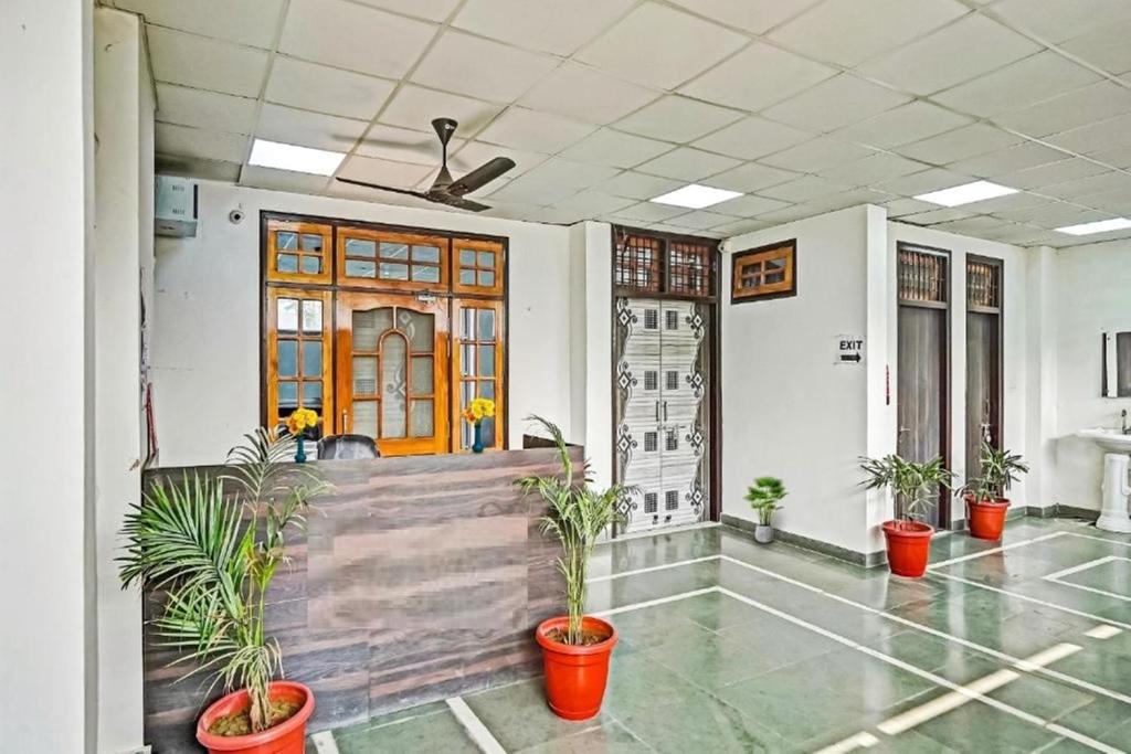 een lobby met potplanten in een gebouw bij Staylo master Inn Near Max Hospital in Lucknow