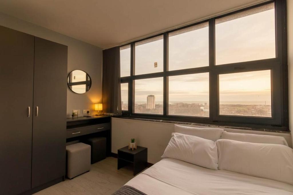 una camera da letto con un letto con una grande finestra di Convenient Budget Sunderland Studio with Views a Sunderland