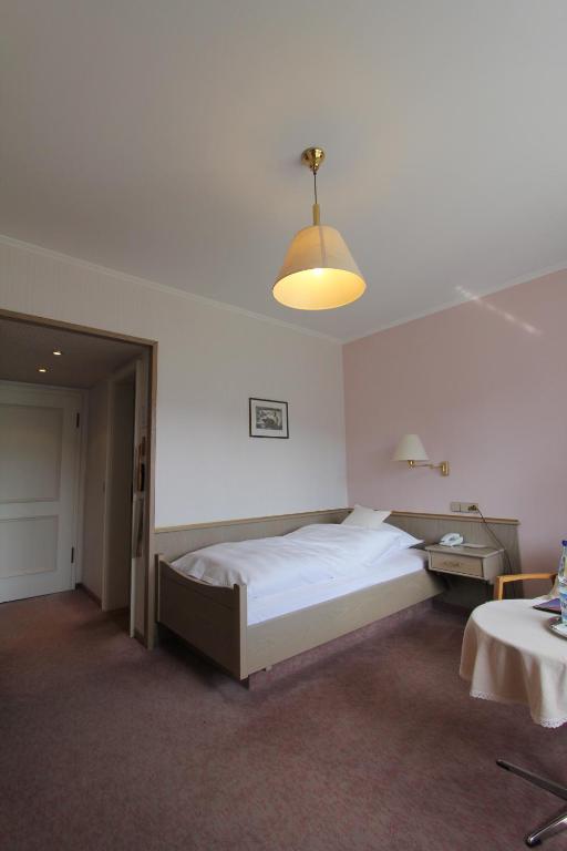 Postel nebo postele na pokoji v ubytování Hotel Gasthaus Tröster