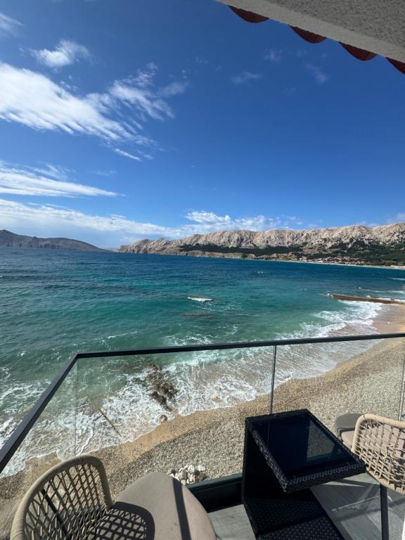 een balkon met uitzicht op de oceaan bij Villa San Antonio 3-PALADA in Baška