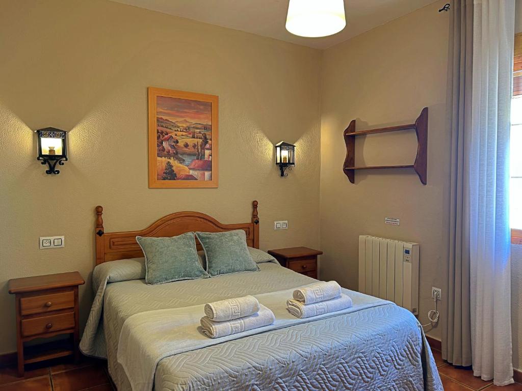 une chambre avec un lit avec des serviettes dessus dans l'établissement Casa Laguna del Maiz cazorla, à Burunchel