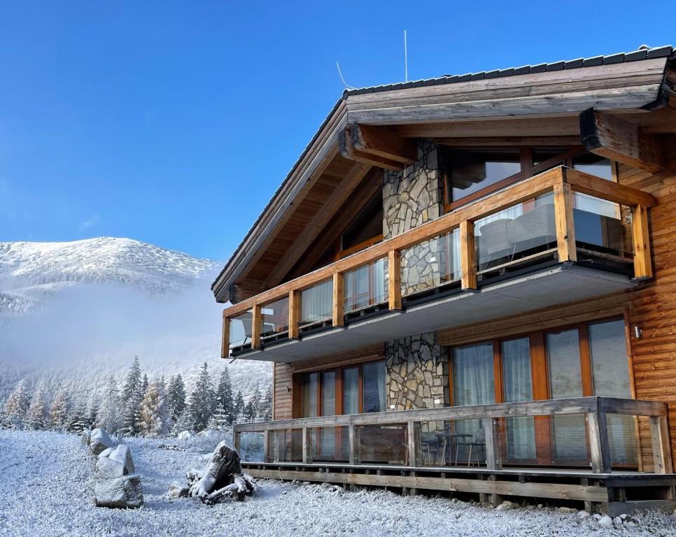 Cảnh núi rừng hoặc tầm nhìn ra núi từ căn hộ