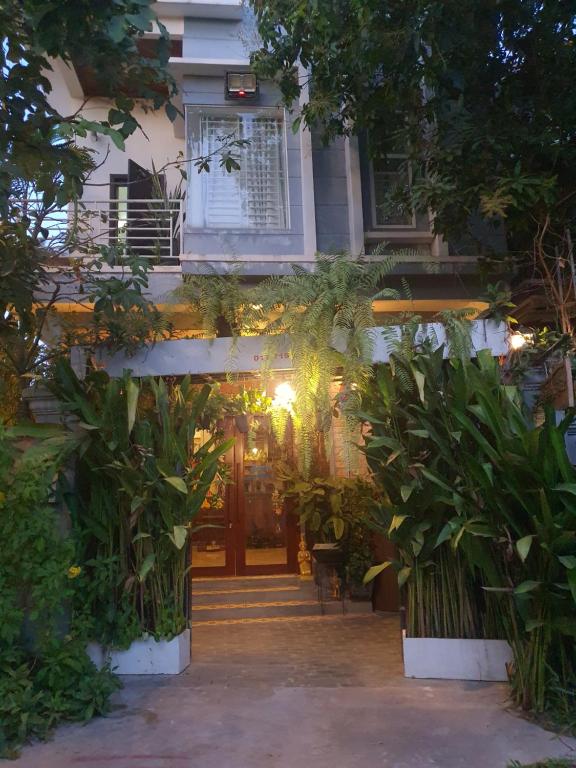 een ingang naar een huis met planten ervoor bij Liza Boutique in Phumĭ Ta Phŭl