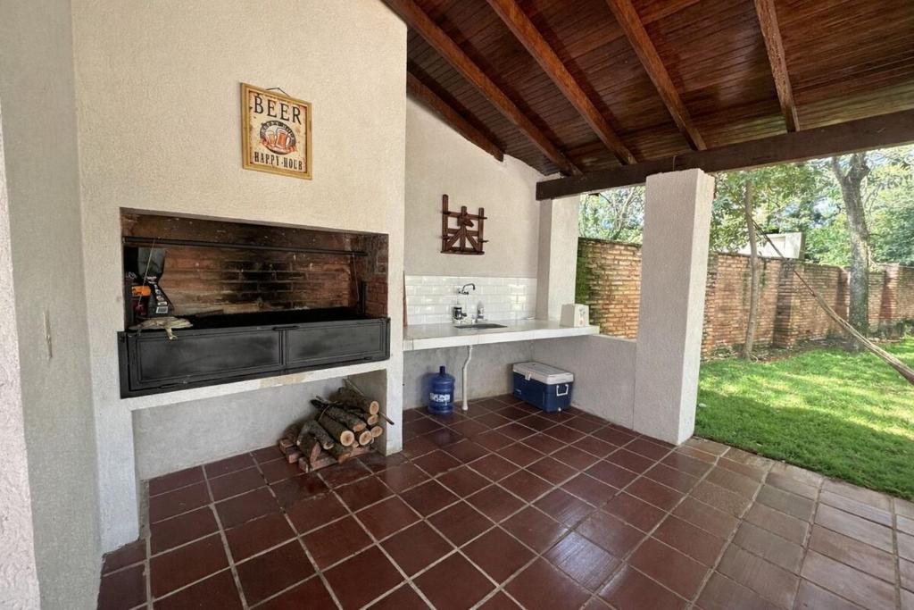 ein Wohnzimmer mit Kamin in einem Haus in der Unterkunft Lo de Ati Sanber in San Bernardino