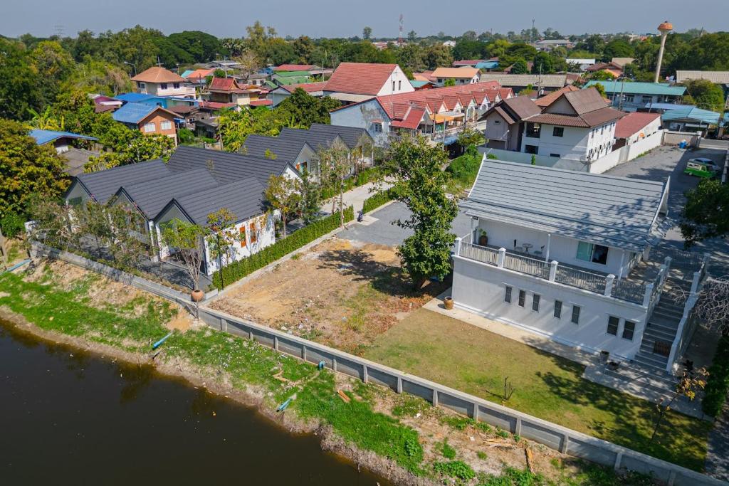 una vista aerea di una casa accanto a un fiume di Baansiwalin a Phra Nakhon Si Ayutthaya