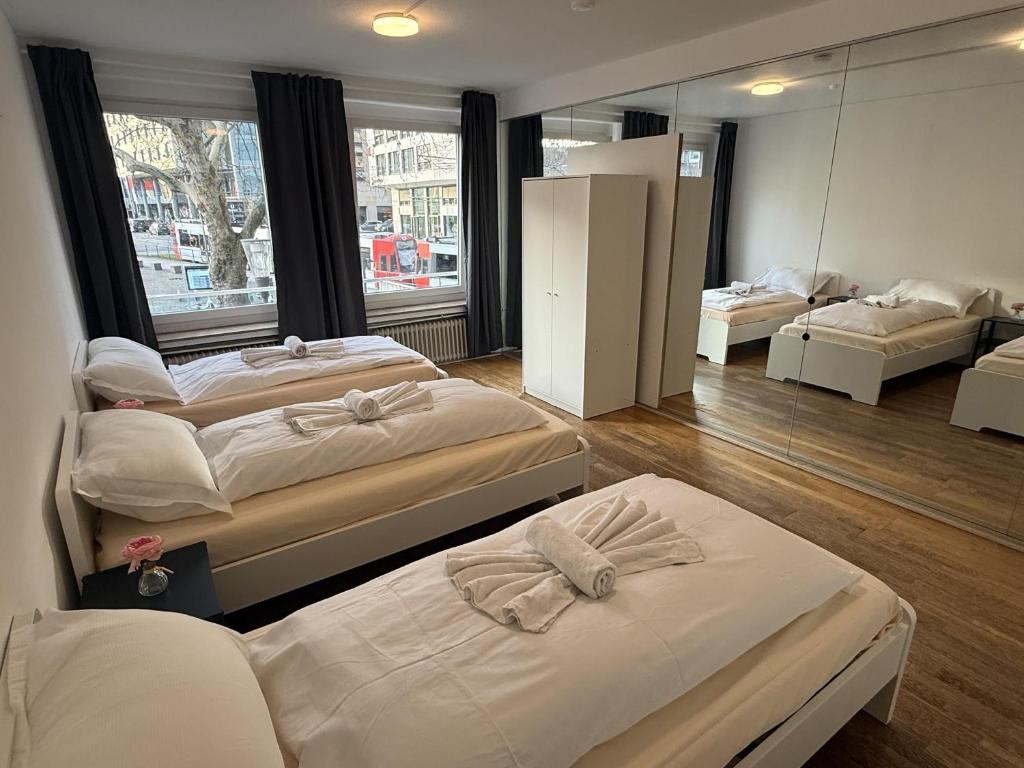 En eller flere senge i et værelse på CityStay Cologne Apartments & Rooms