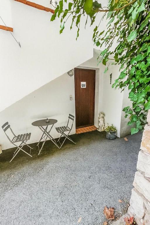 a patio with a table and chairs and a door at Chambre indépendante maison Typique Provençale in Seillans