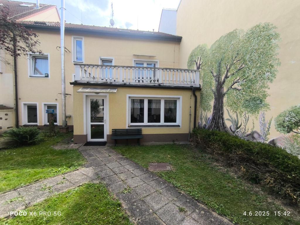 een huis met een balkon erbovenop bij Penzion U Pošty Blatná in Strakonice