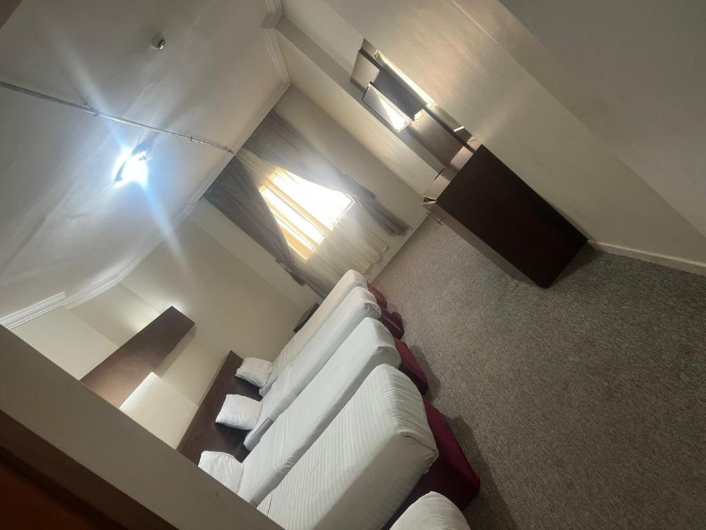 an overhead view of a room with a couch and a window at فندق منارة العزيزية in Al Gharīth