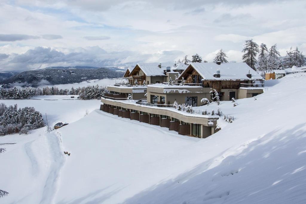 una casa è coperta di neve di Gfell a Fié allo Sciliar