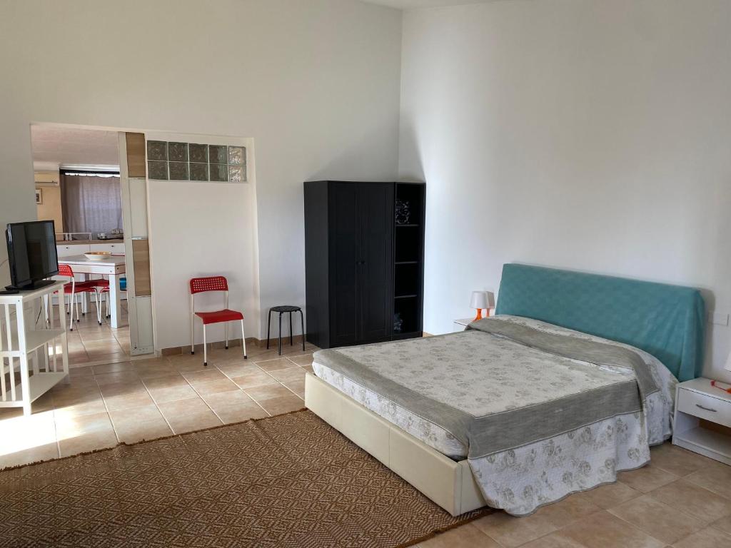 een slaapkamer met een bed en een woonkamer bij Casa Scirocco IUN Q2421 in Pula