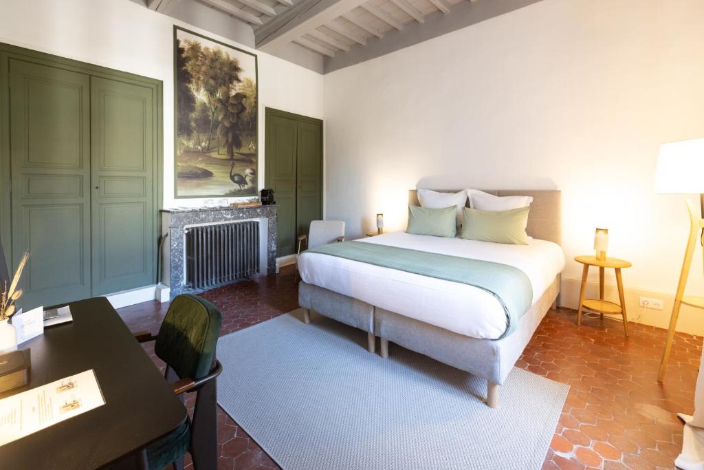 En eller flere senge i et værelse på Maison Bernard