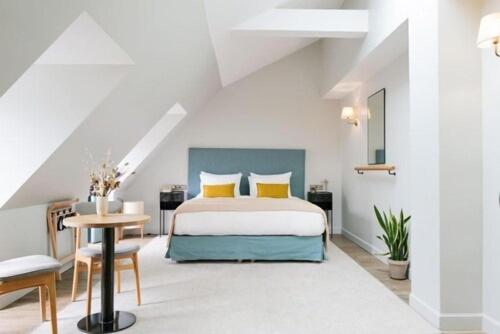 En eller flere senge i et værelse på HOY Paris - Yoga Hotel