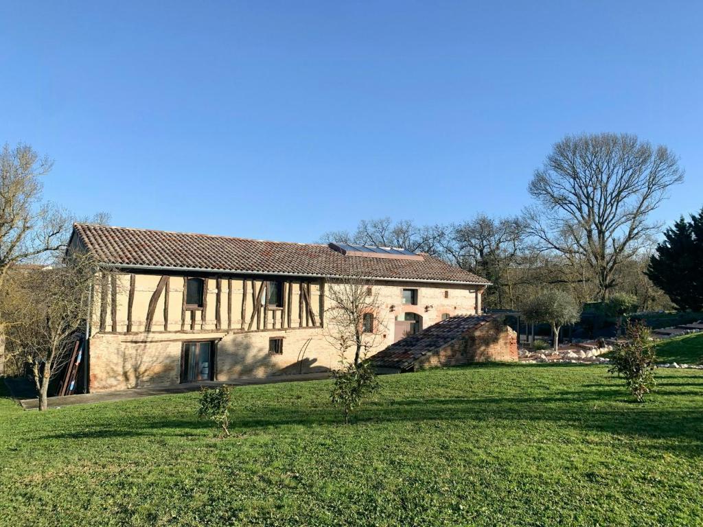 En have udenfor Restored Farmhouse Near Toulouse With Pool