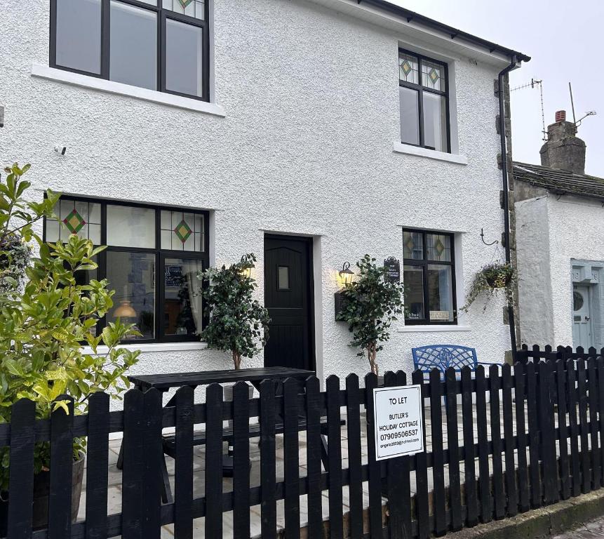 una casa bianca con un cartello davanti di 20 Main Street a Heysham