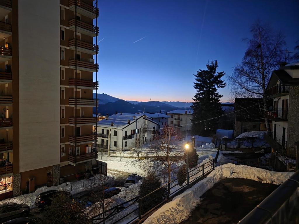 a view of a city at night with buildings at Casa Giardina-bilocale con deposito biciclette-sci in San Giacomo
