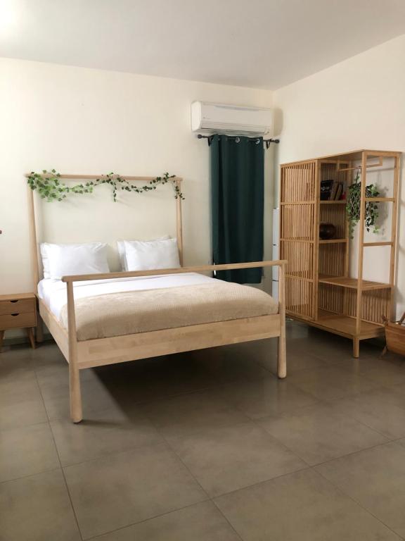 una camera con letto e tenda verde di ELRON - Golan Heights ad Ani'am