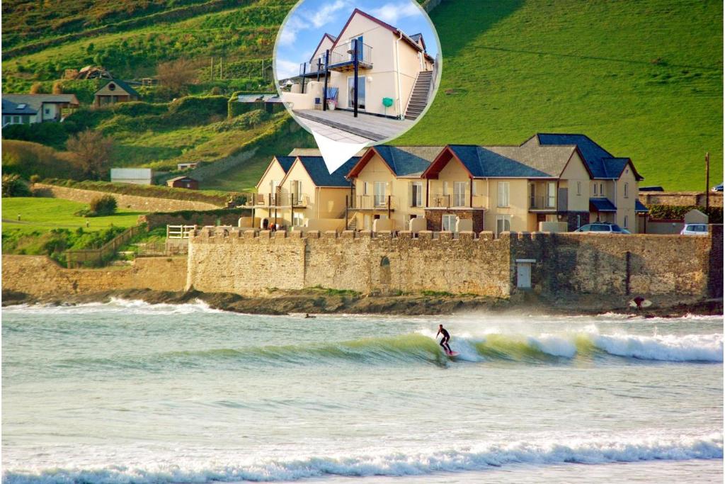 a person riding a wave on a surfboard in the ocean at 3 Bed in Croyde oc-spind in Croyde