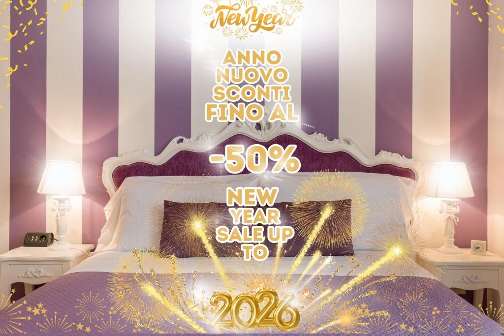 een slaapkamer met een bed met een nieuwjaarsbord erop bij Giardino Giusti House & Court in Verona