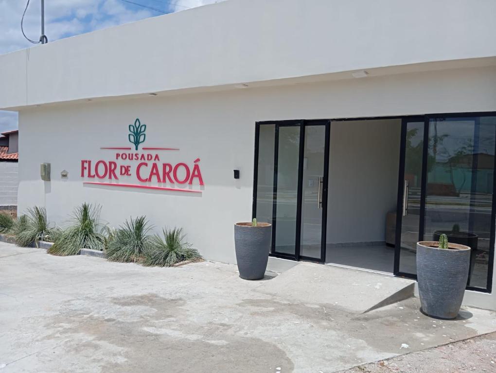 een gebouw met een bord waarop Honda Canaria staat bij Pousada Flor de Caroá in Piranhas