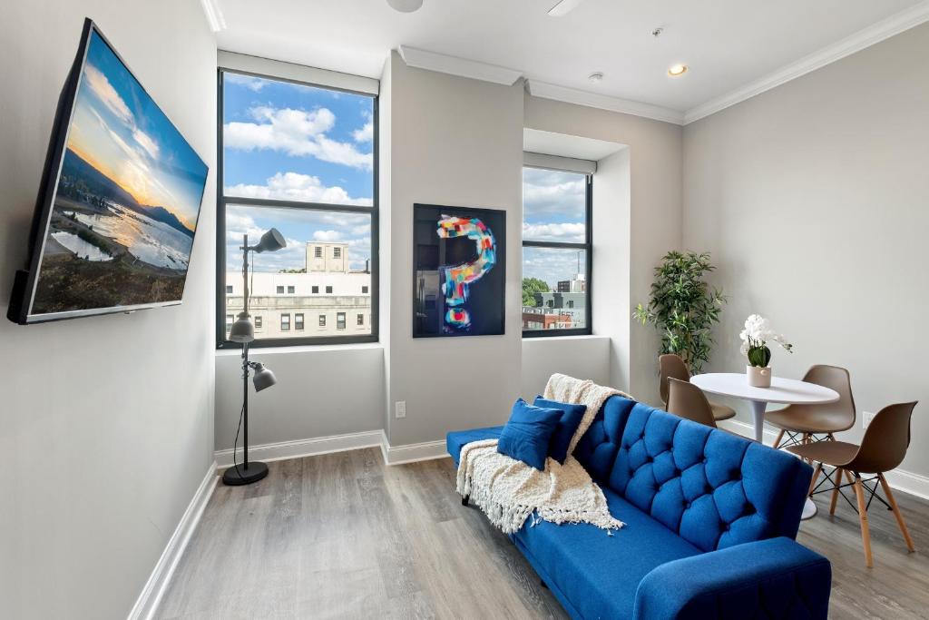 TV/trung tâm giải trí tại Magnificent 1BR with Pool & Gym