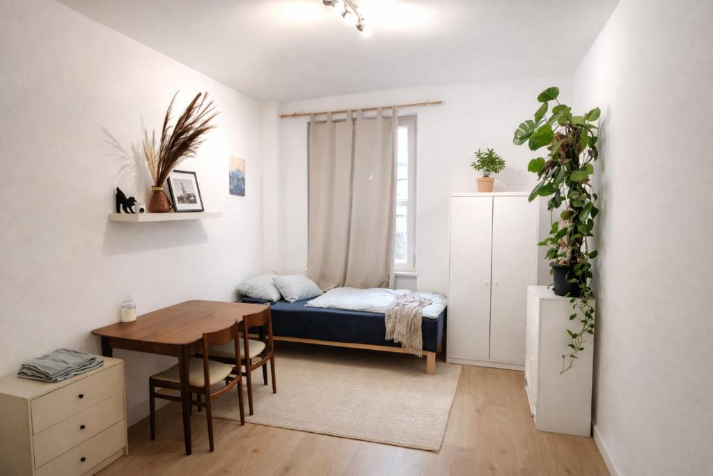 een slaapkamer met een bed, een tafel en een bureau bij Green Plants 24 7 Check In 4 Persons in Kelkheim