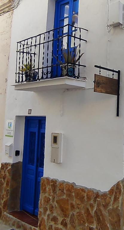a blue door and a balcony on a building at Casa Picasso in Ítrabo