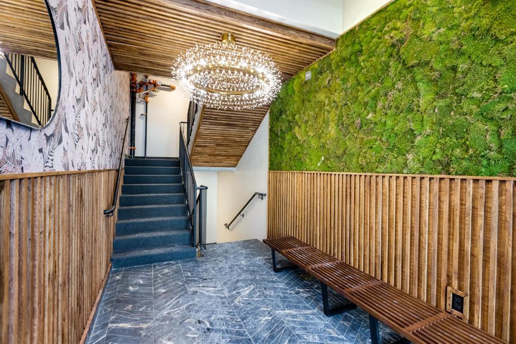 einen Flur mit einer Bank und einer grünen Wand in der Unterkunft Mont Royal Suites - M11 in Montreal