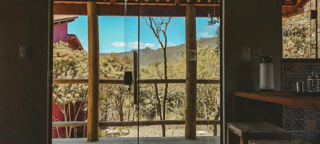 una finestra con vista sulle montagne di Girassóis do Vale - Chalés no Vale do Capão a Caeté-Açu