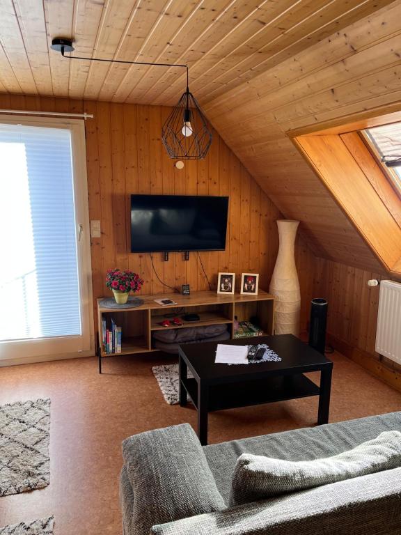 Et tv og/eller underholdning på Ferienwohnung im Herzen Tribergs