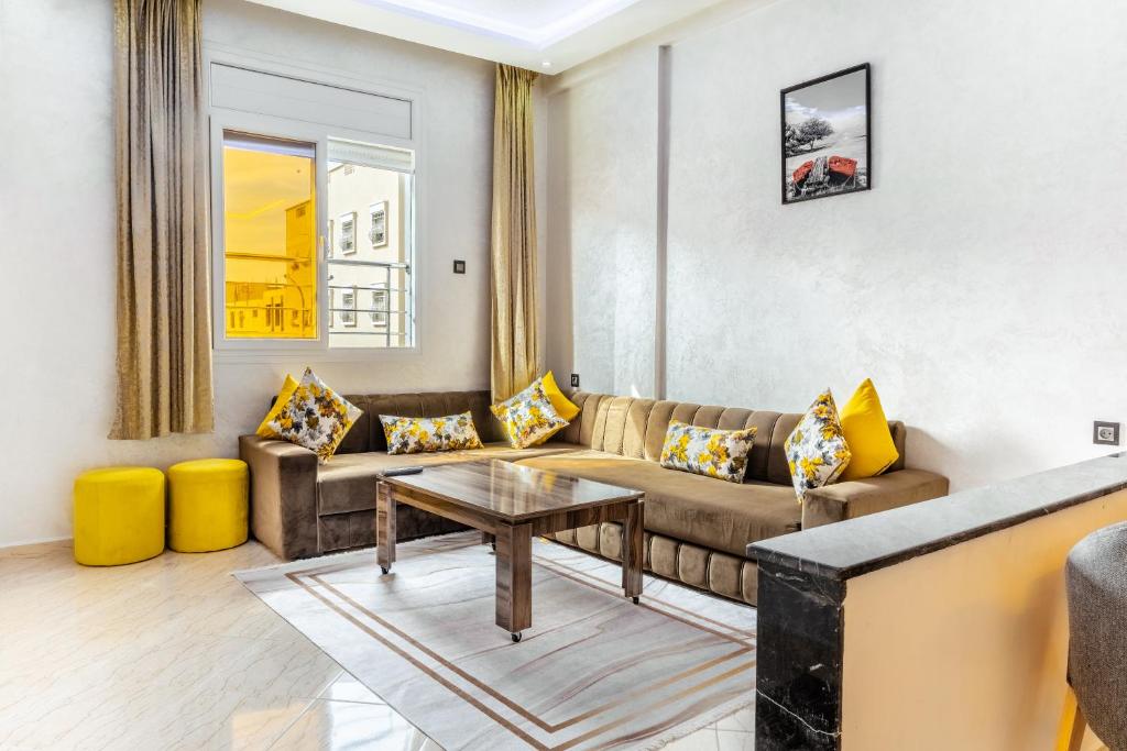 a living room with a couch and a table at 2 Voies Résidence in Dakhla