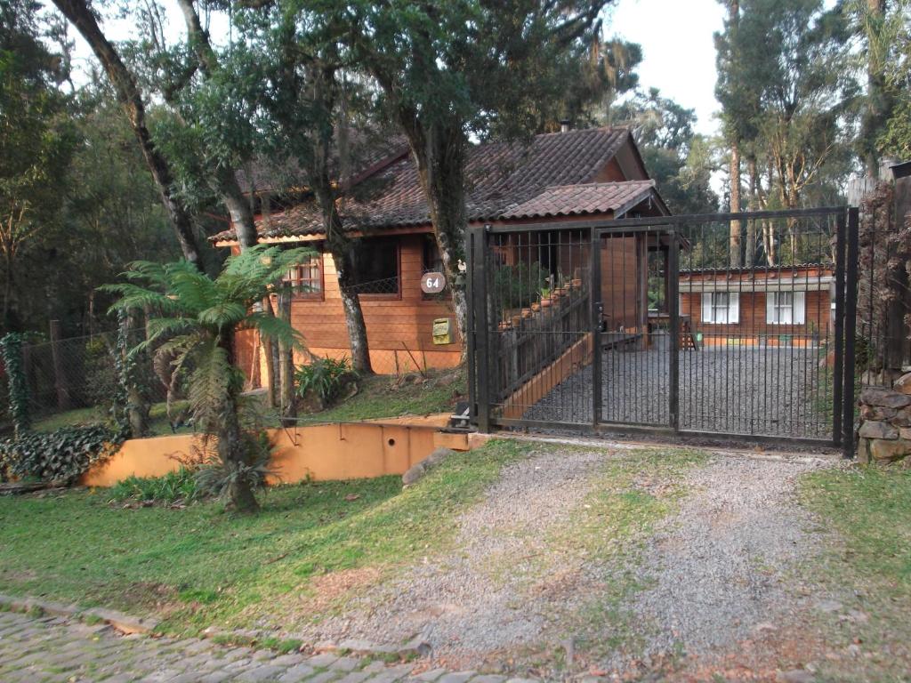 una casa con una puerta delante de un patio en Cabanas El Polista, en Canela