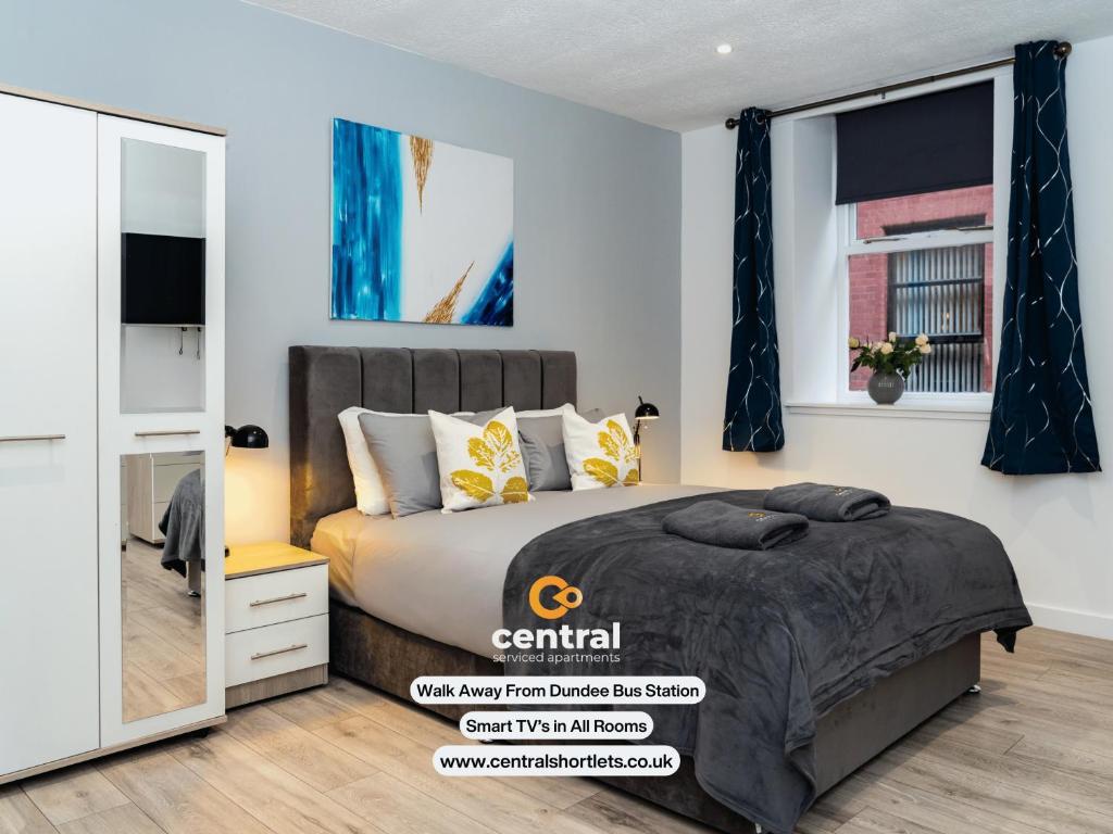 une chambre avec un grand lit et une fenêtre dans l'établissement The Bond by CENTRAL SERVICED APARTMENTS - 2 Bedroom - Walk Away from City Centre & Universities - Sleeps 4 - 3 x Double Beds - Smart TVs in All Rooms - Short Term Stays Welcome - Walk away from Train & Bus Station - Short Stay Favourite, à Dundee