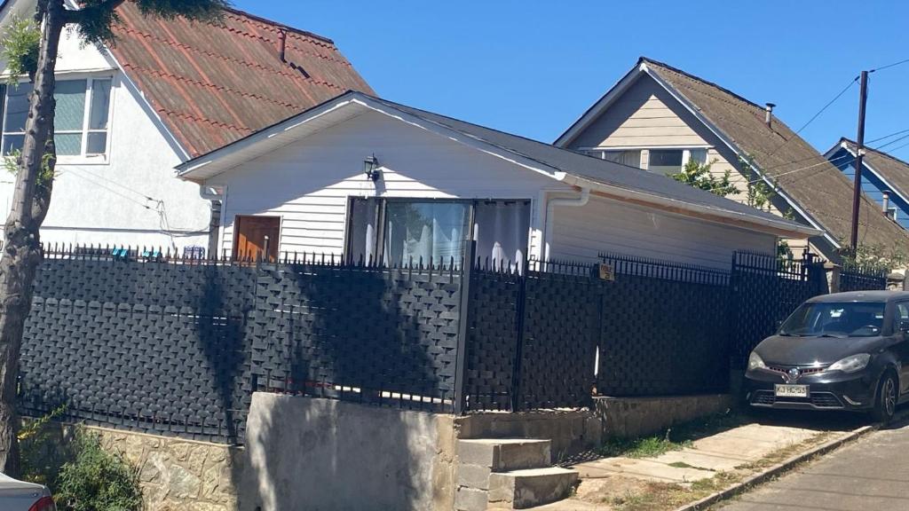 a house with a fence and a car parked in front at casa reñaca sector jardín del mar in Viña del Mar