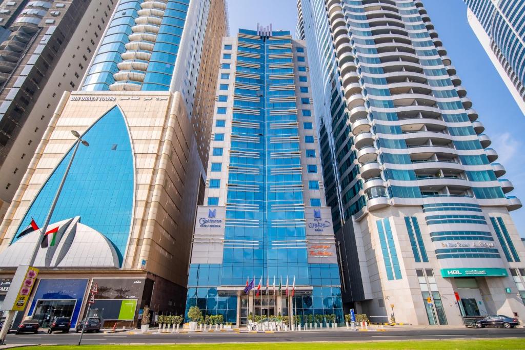 un gruppo di edifici alti in una città di Copthorne Hotel Sharjah a Sharjah