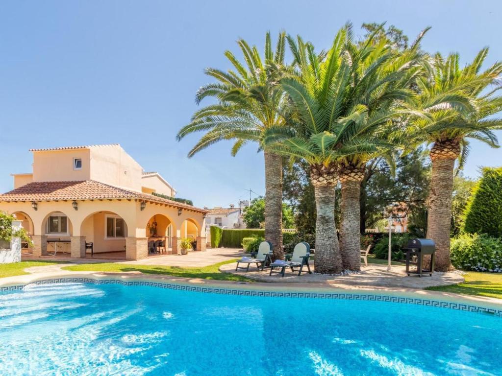 Holiday Home Haus mit privatem Pool- Garten und privatem Park by Interhome