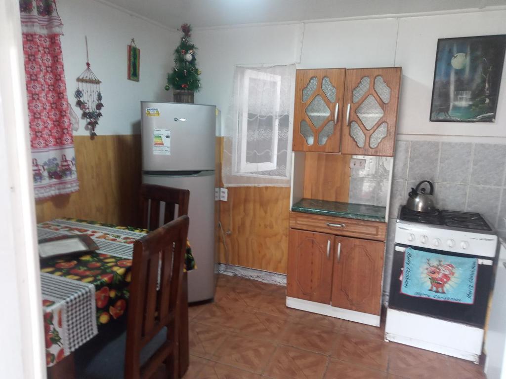 una cucina con frigorifero e fornello di Papudo Riquelme 878 a Papudo