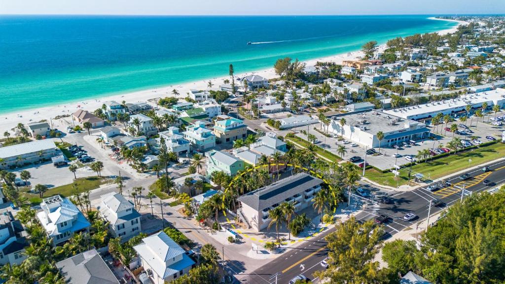een luchtzicht op het strand en de gebouwen bij Terrace Condo 6 in Holmes Beach