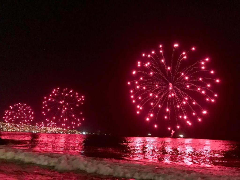 vuurwerk op het strand 's nachts bij Viña Town House in Viña del Mar