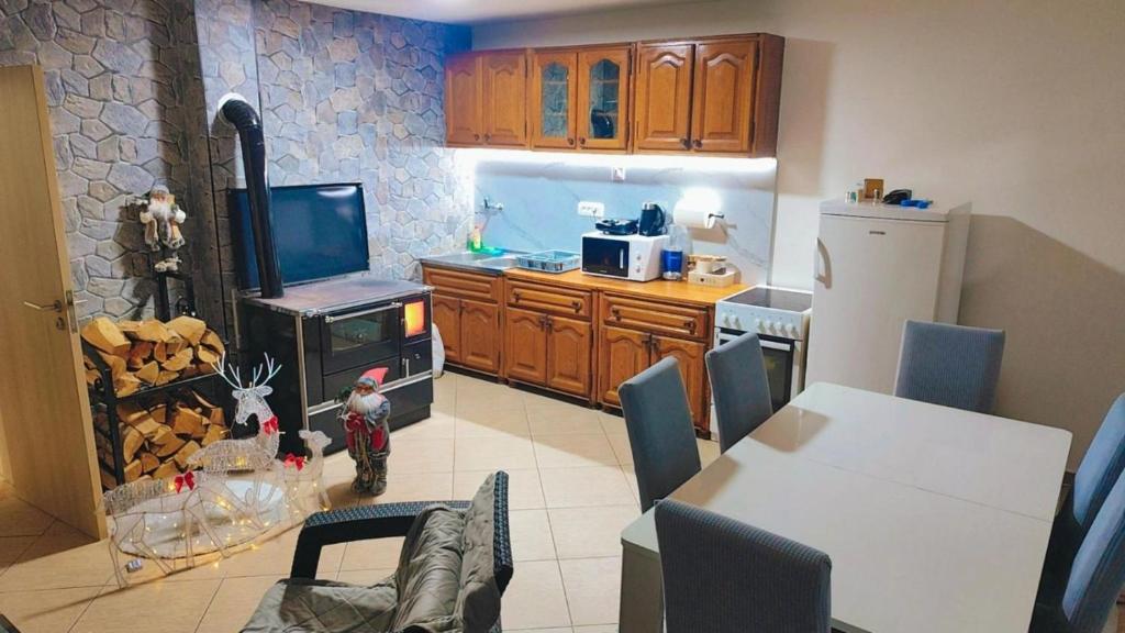 een keuken met een tafel en een keuken met een koelkast bij PeSa house in Podgorica