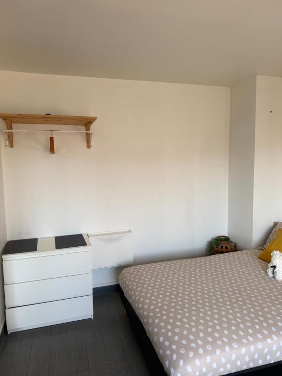 ein Schlafzimmer mit einem Bett und einer weißen Kommode in der Unterkunft Peacefully place in Chelles