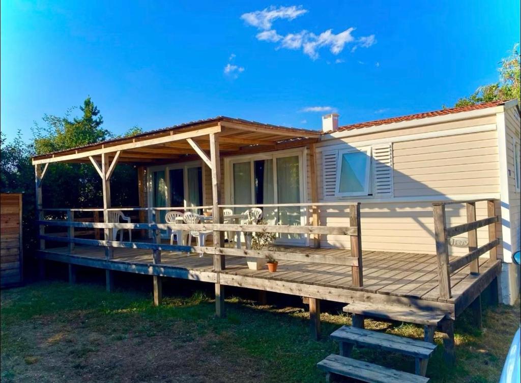 Mobilheim mit großer Terrasse in der Unterkunft Charmant Mobilhome in Lagrand
